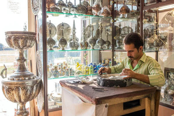 Artigiano fa souvenir di metallo tradizionali — Foto Stock