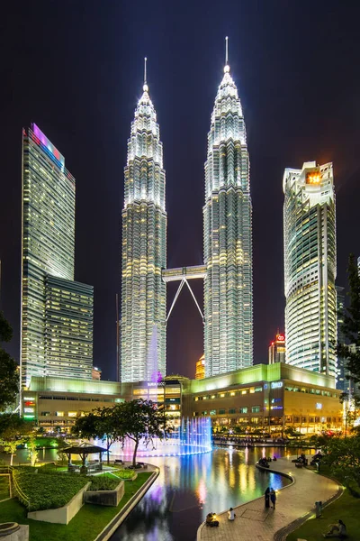 Famouse Petronas Torres à noite — Fotografia de Stock