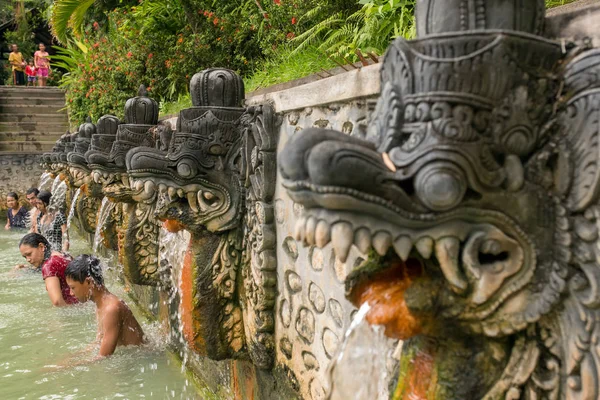 Mensen nemen een bad in thermische Banjar Tega — Stockfoto