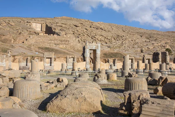 Colonnes anciennes dans la ville de Persépolis — Photo
