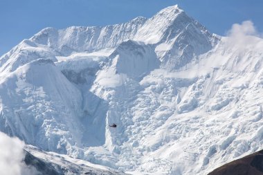 Kurtarma helikopteri yüksek Himalaya Dağları'nda. 