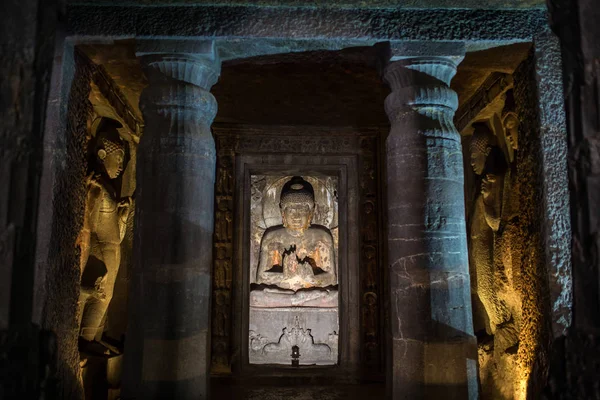 Posąg Buddy w jaskini Ajanta — Zdjęcie stockowe