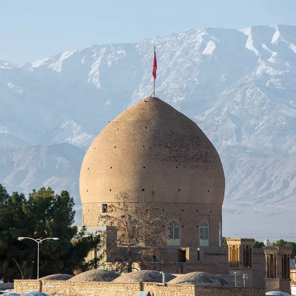 Cúpula de la mezquita Kashan con montañas nevadas — Foto de Stock