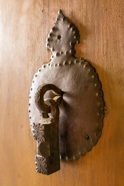 Typical door of an old house — Stock Photo, Image