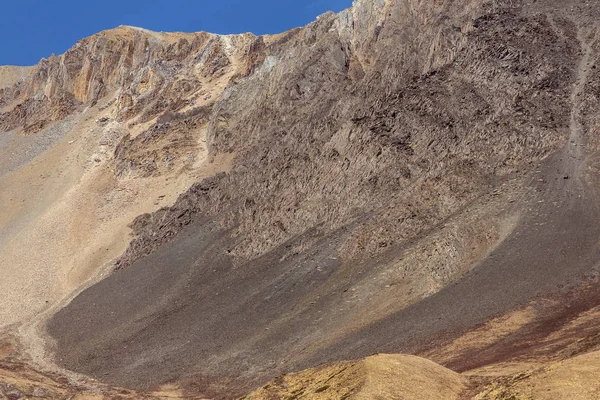 Tehlikeli gevşek rock yolları — Stok fotoğraf