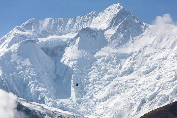 Rescue helikopter i hög Himalayas berg. — Stockfoto