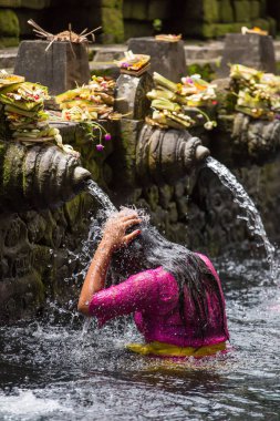 Bali dili Hindu Tirta Empul kadında