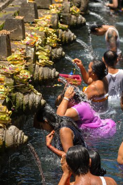 Bali dili Hindu aileler Tirta Empul 