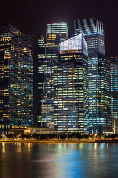 Singapur'da ofis binaları geceleri