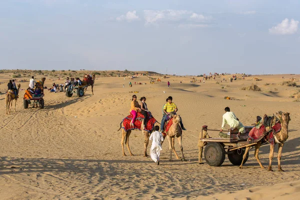 Hintli turist deve sürme