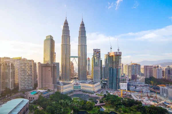 Petronas towers en de Kuala Lumpur stad — Stockfoto