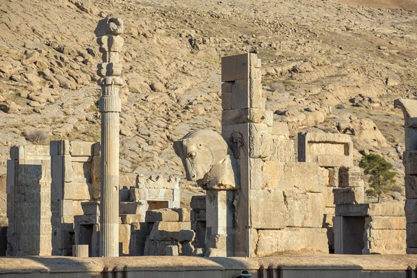 Columnas antiguas en la ciudad de Persépolis — Foto de Stock