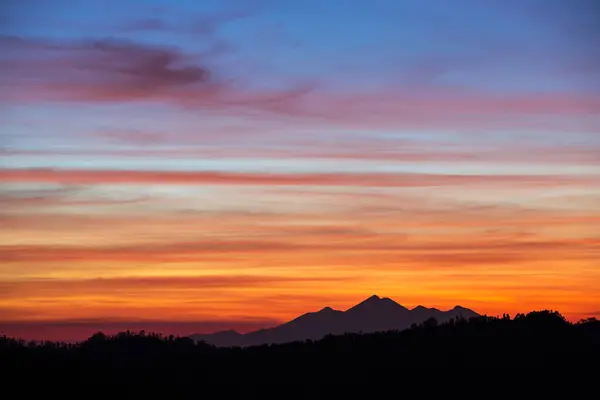 Solnedgång himlen över bergen i Bali — Stockfoto