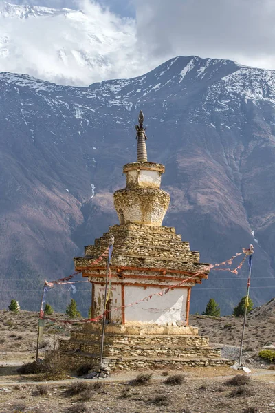 Traditionele oude boeddhistische stoepa op Annapurna — Stockfoto