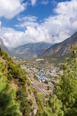 Annapurna üzerinde dağ manzarası