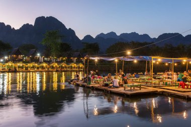 Gün batımı sırasında riverfront üzerine Restoran