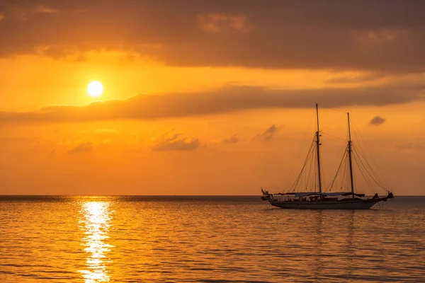 Jacht im Meer bei Sonnenuntergang — Stockfoto