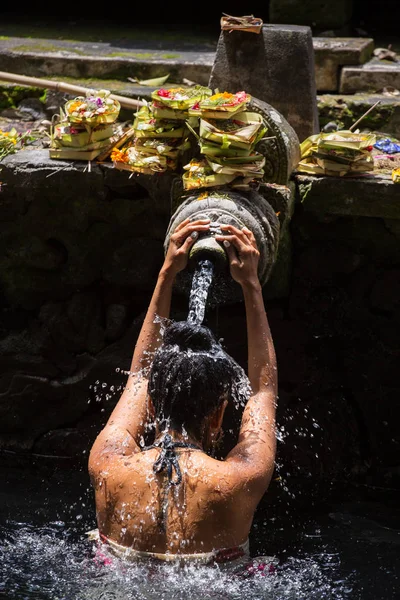 Balinese woman take bath — Stock Photo, Image