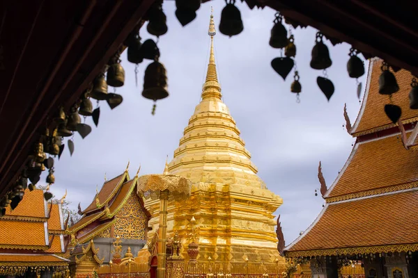 Goldener Chedi und Regenschirm — Stockfoto