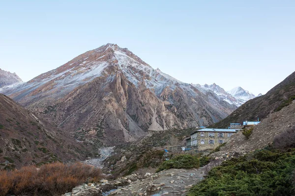 Turister lodge på Annapurna circuit — Stockfoto