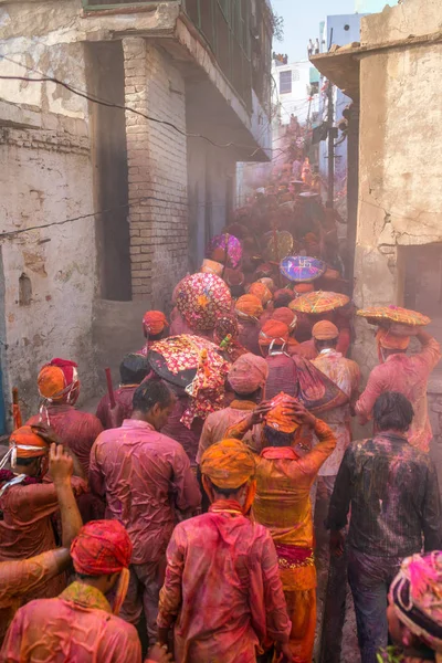 Aldeões celebrando Lath mar Holi — Fotografia de Stock