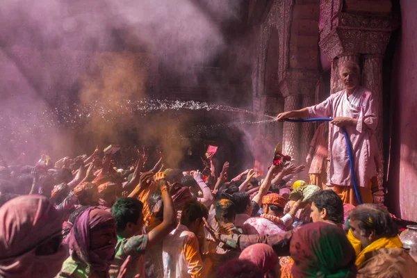 Холі святкування в храмі Banke Біхарі — стокове фото