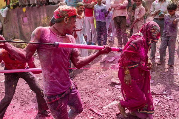 Los devotos celebran Lath mar Holi —  Fotos de Stock