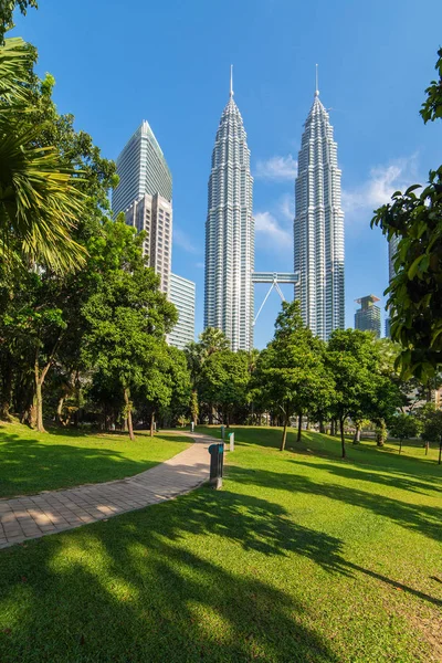 Torres Petronas e parque verde — Fotografia de Stock