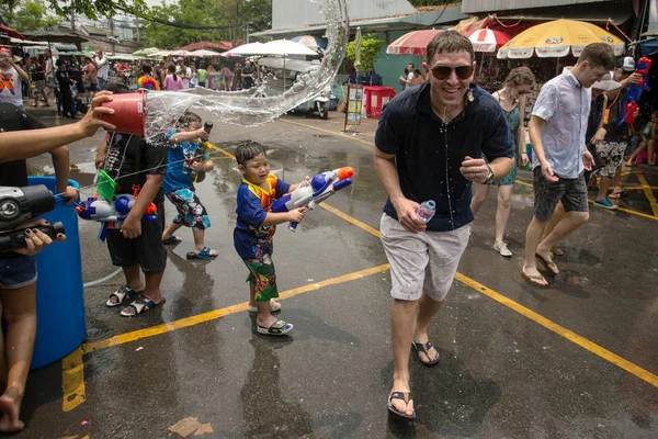 Songkran festival i Bangkok, Thailand. — Stockfoto