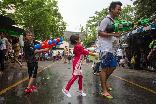 在曼谷，泰国泼水节. — 图库照片