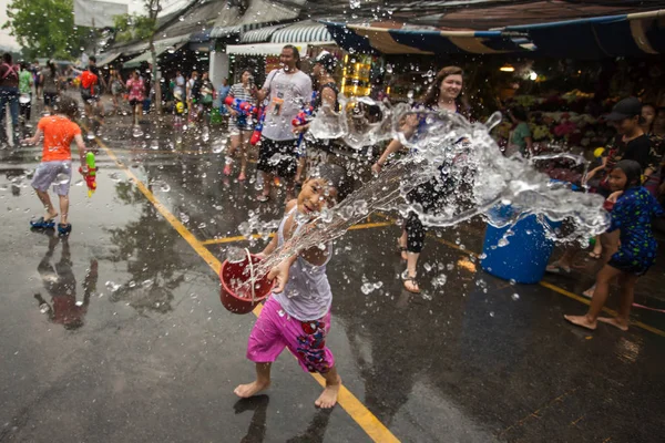 O festival de Songkran em Bangkok, Tailândia . — Fotografia de Stock