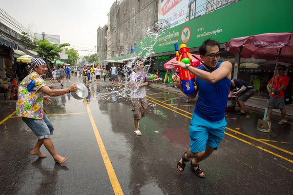 在曼谷，泰国泼水节. — 图库照片