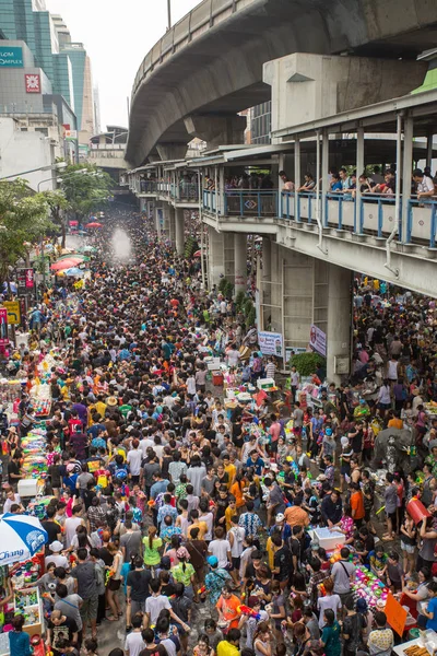 Festiwal Songkran w Bangkok, Tajlandia. — Zdjęcie stockowe