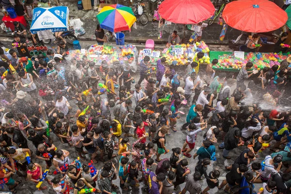 O festival de Songkran em Bangkok, Tailândia . — Fotografia de Stock