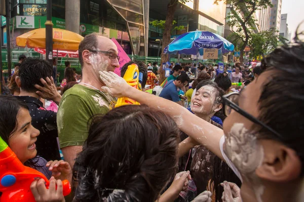 Festiwal Songkran w Bangkok, Tajlandia. — Zdjęcie stockowe