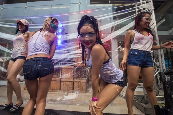 Festiwal Songkran w Bangkok, Tajlandia. — Zdjęcie stockowe