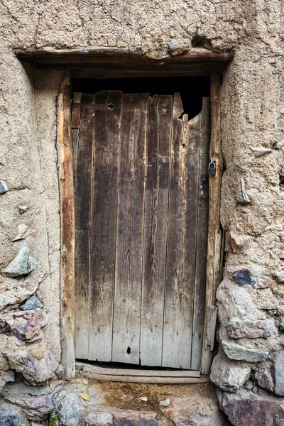 Puerta de madera en casa de piedra —  Fotos de Stock