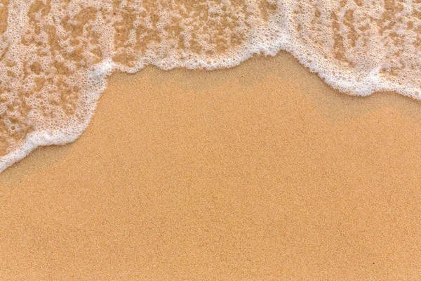 Onda na praia de areia — Fotografia de Stock