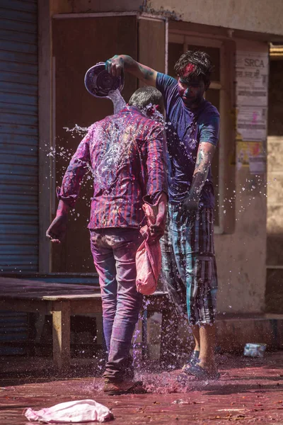 Los niños celebran Holi — Foto de Stock