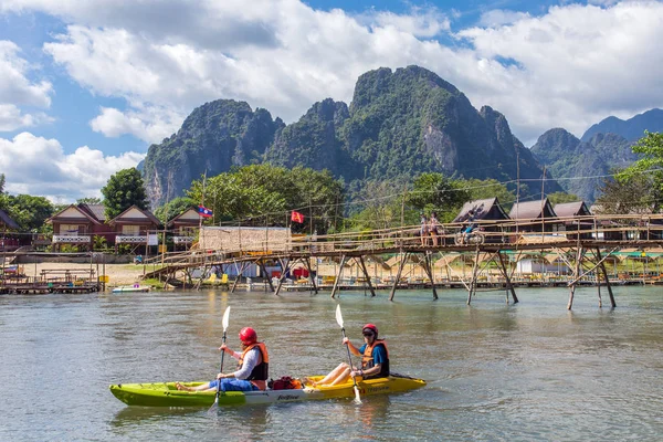 Los turistas están remando botes de kayak —  Fotos de Stock