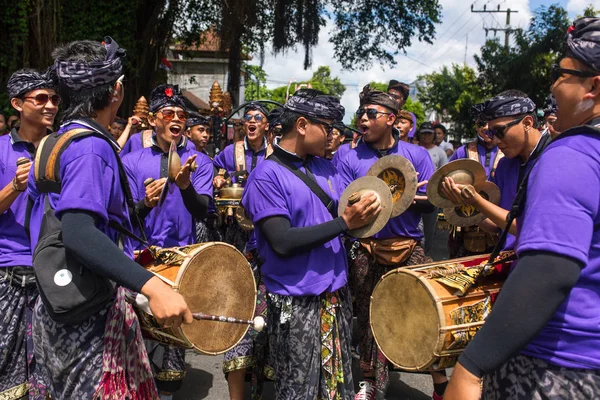 Pessoas que participam na cerimônia de cremação real — Fotografia de Stock