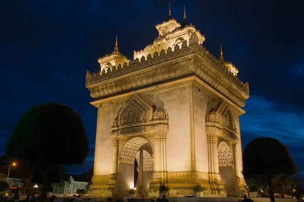 Monumento di Patuxai di notte a Vientiane — Foto Stock