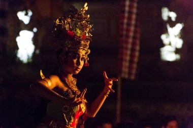 Bali dili kadına kecak ateşi dans sırasında