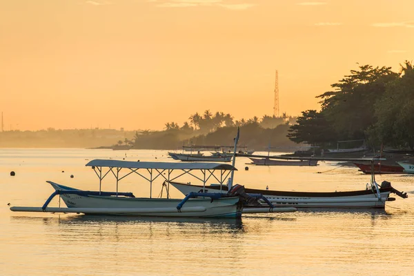 Barcos de pesca en la playa — Foto de Stock