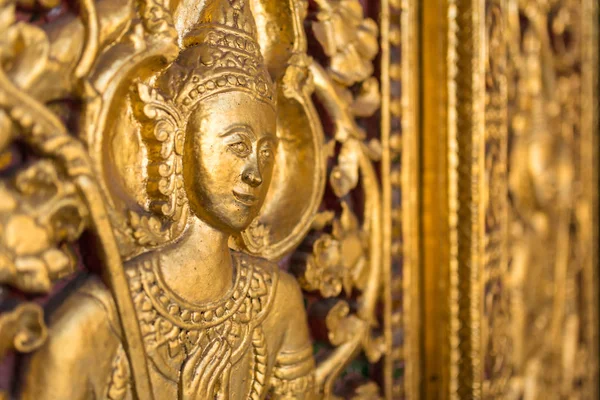 Golden carving on temple door — Stock Photo, Image