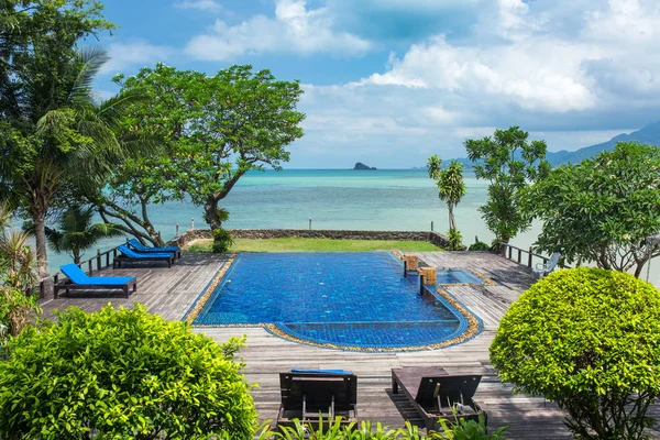 Piscina en la isla de Koh Chang — Foto de Stock