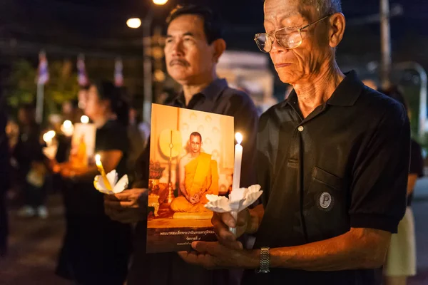 Gente tailandesa encendiendo velas y rezando —  Fotos de Stock