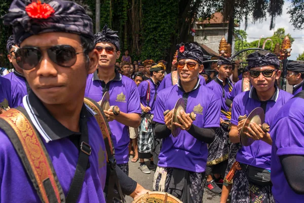 Bali dili insanlar kremasyon törenine katılan