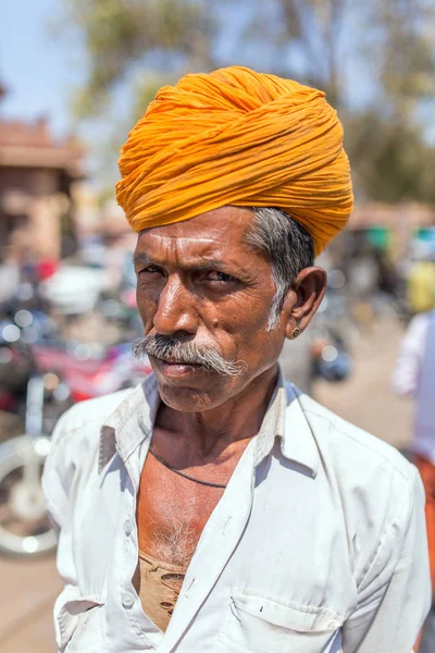 Homem rajasthani com turbante laranja tradicional — Fotografia de Stock