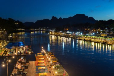 Restoran riverfront Vang Vieng üzerinde